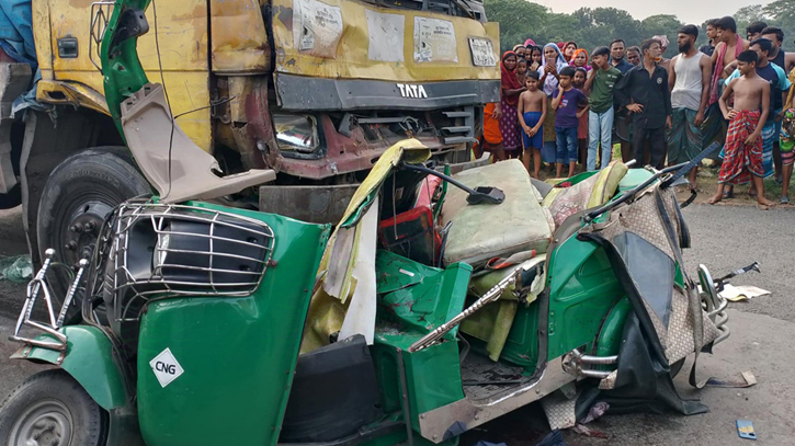 6 killed as truck hits auto-rickshaw in Narsingdi