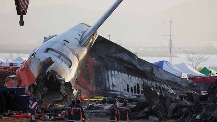 US and Boeing investigators examine the site of a deadly South Korean plane crash