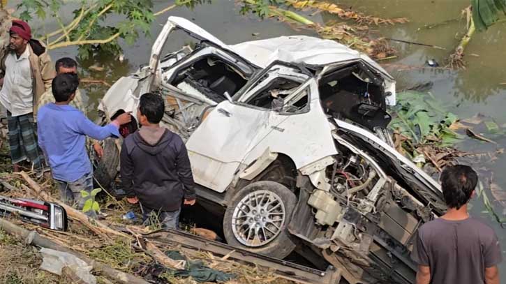 5 killed as train hits microbus at Faridpur level crossing