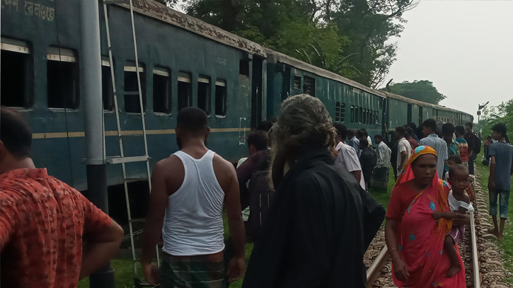 Train derailment in Bogura: resumes after 2 hrs