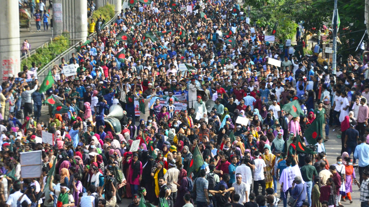 Anti-quota protest: Students block Shahbagh, Dhaka-Ctg highway