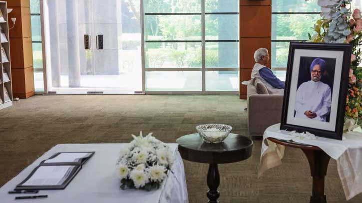 CA Dr Yunus pays tribute to Manmohan Singh at Indian High Commission