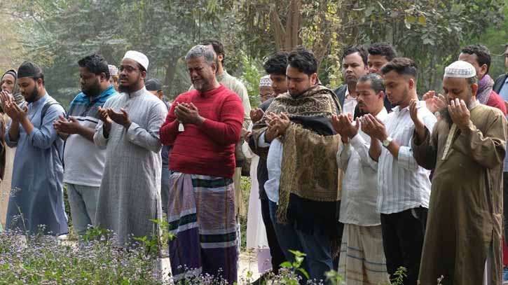 Nahid offers ziarat at graves of July mass uprising martyrs in Rayerbazar