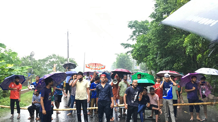 Bangla Blockade in BSMRSTU sets ignoring rain barrier