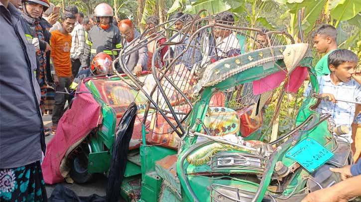 6 die as bus crashes head-on into autorickshaw in Sherpur