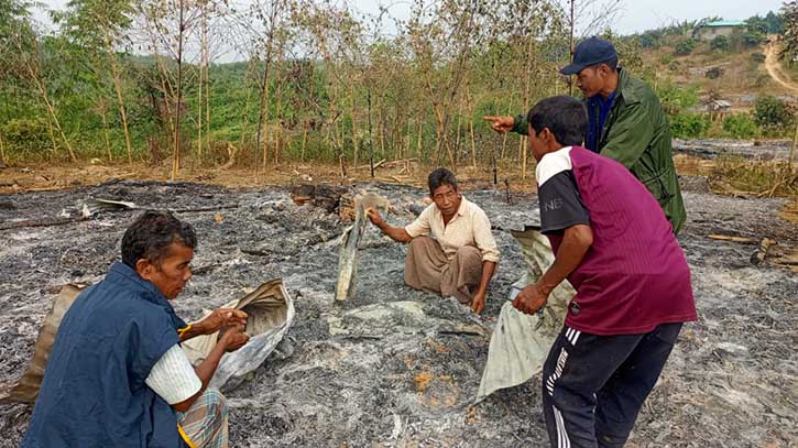 At the end of the Christmas Ceremony, 16 houses were burnt down