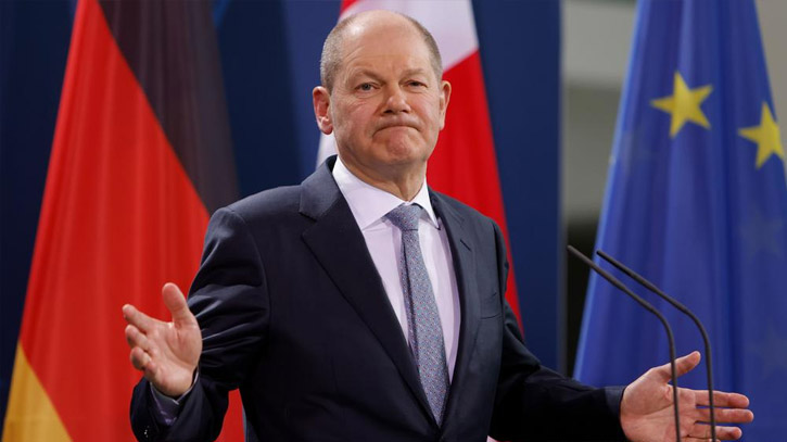 Germany’s Scholz pledges aid on surprise visit to Ukraine