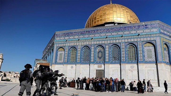 Sixteen detained during prayers in Al-Aqsa Mosque in Jerusalem