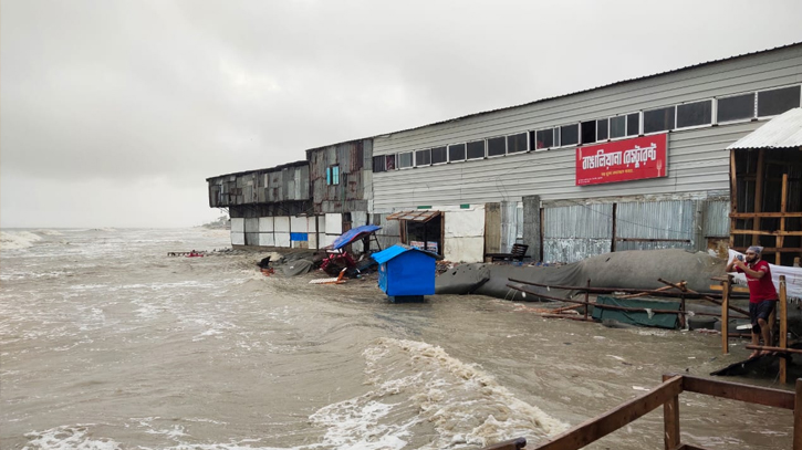 Coastal areas in Khulna experiencing rain, tidal surge