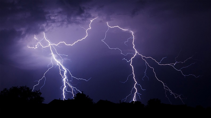 5 die as lightning strikes in three dists