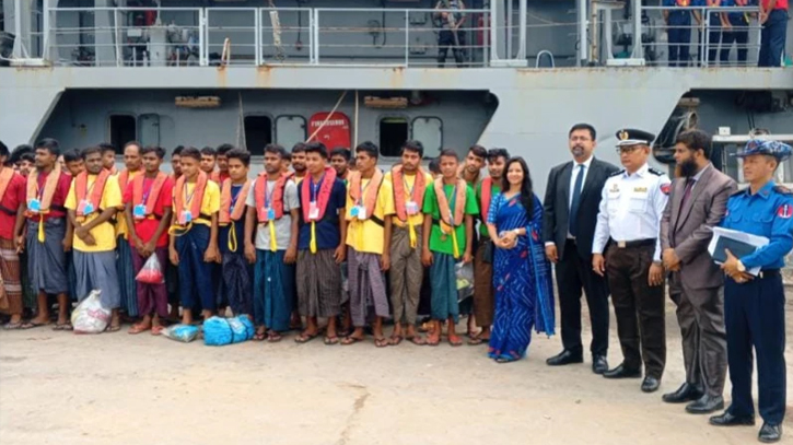 45 Bangladeshi citizens return home from Myanmar