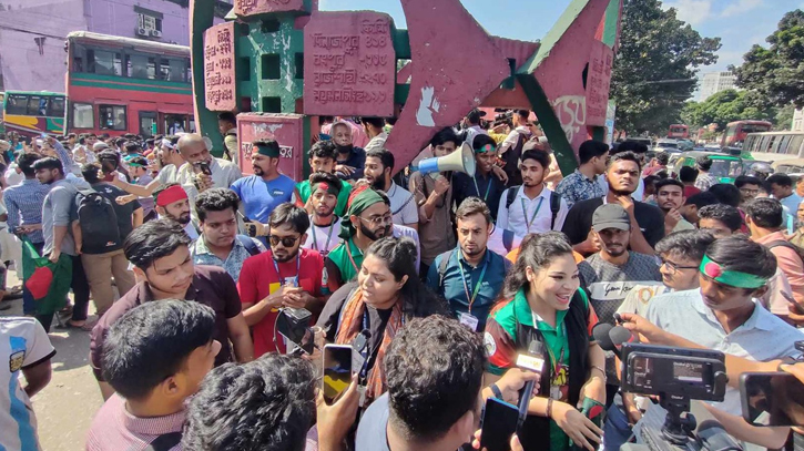 Students gather at Zero Point, chanting anti-fascism slogans