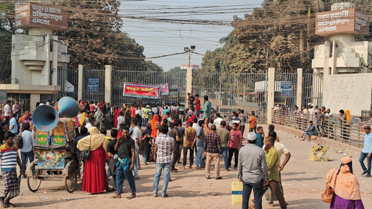 Workers of shut factories block roads in Ashulia again demanding dues