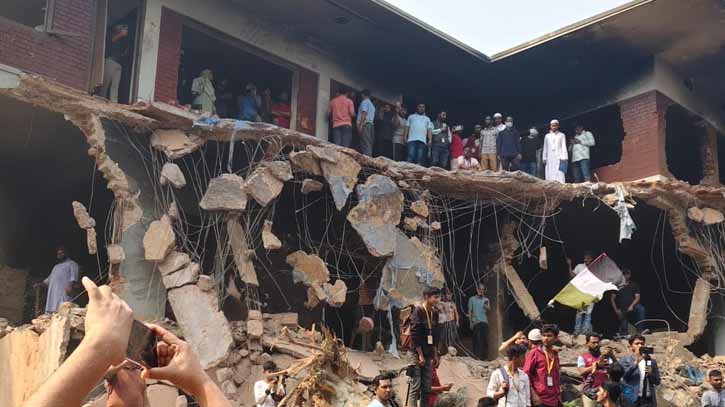 Angry crowd continues demolition of Dhanmondi-32 house