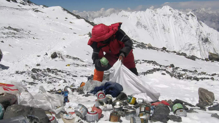 Nepal court orders limit on Everest climbing permits