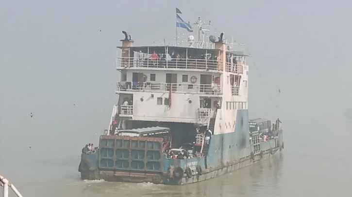 Fog-hit ferry services resume on Aricha-Kazirhat, Paturia-Daulatpur routes