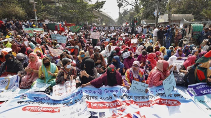 Protesting teacher candidates hold rally at Shahbagh