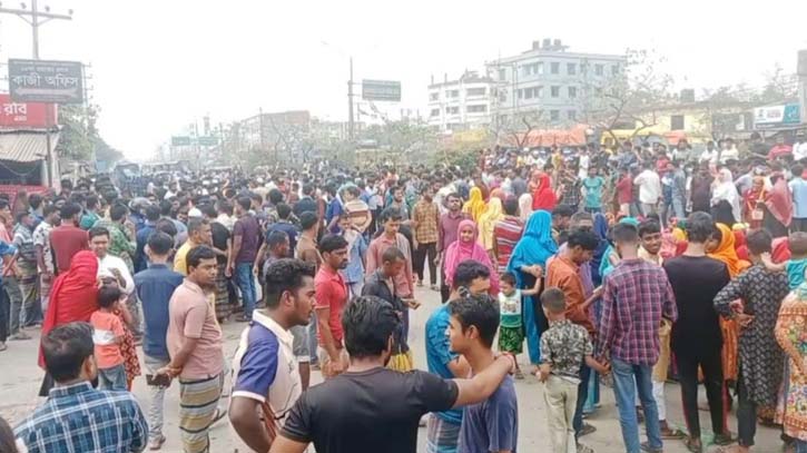 Garment workers block Dhaka-Mymensingh highway in Gazipur