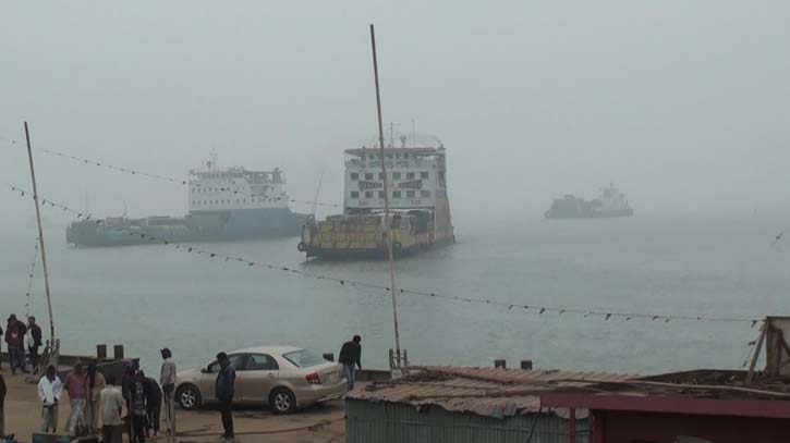 Dense fog halts ferry services on Paturia-Daulatdia, Aricha-Kazirhat routes