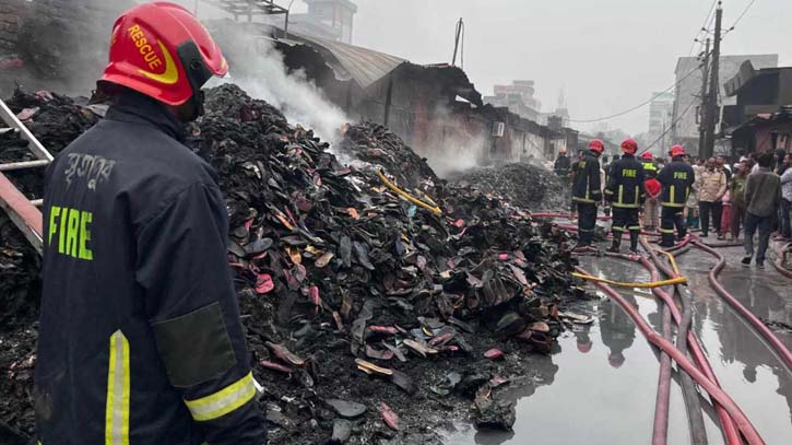 Factory catches fire at Dhaka’s Kadamtoli