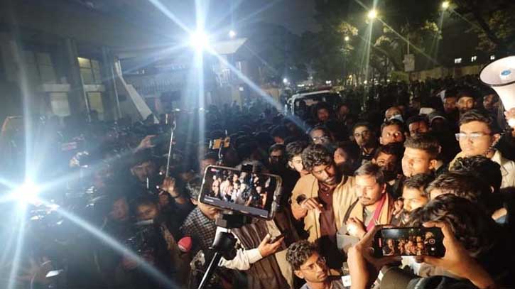 JnU students block road in front of Secretariat over 3-point demand