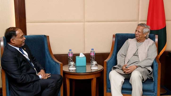 Malaysian Minister meets Chief Adviser in Cairo