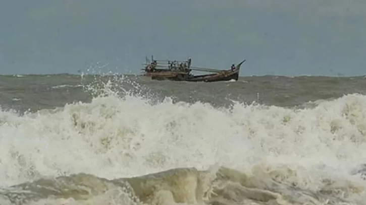 Trawler sinks in Bay of Bengal: 8 fishermen missing