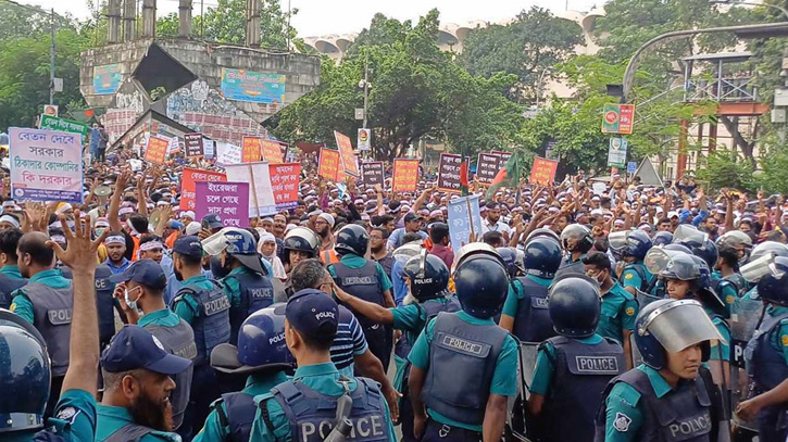 Outsourcing workers block Shahbagh demanding job nationalisation