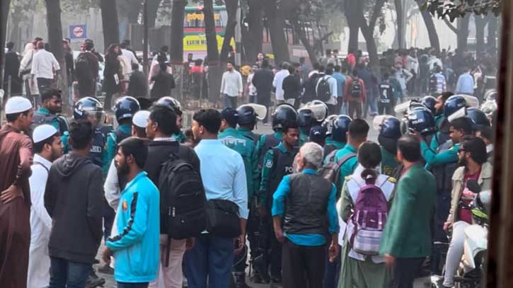 Clashes erupt between police and students at secretariat gate