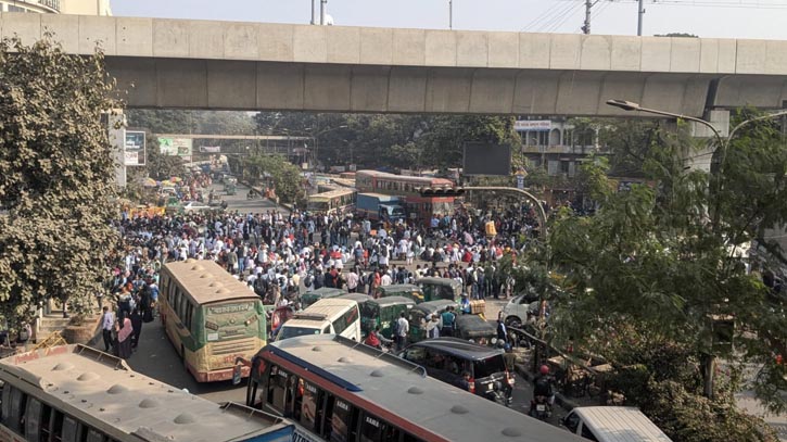 Postgrad doctors block Shahbagh demanding stipend hike