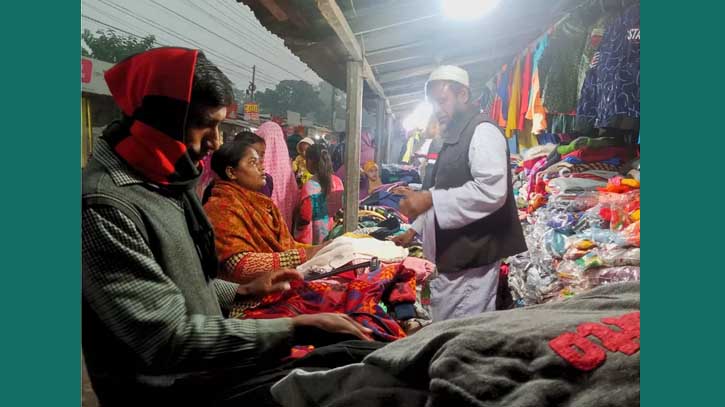 Chill grips Jashore; buyers throng markets for warm clothes 