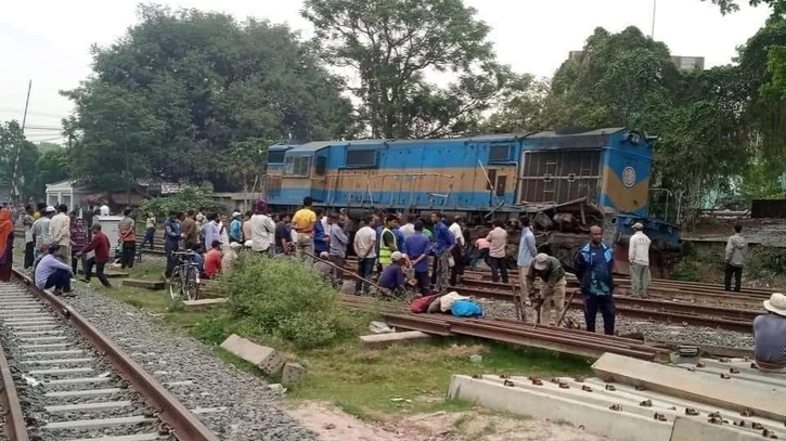 Khulna’s rail link with Dhaka restored 7 hours after collision