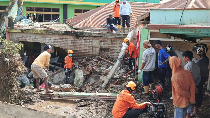 Indonesia flood death toll rises to 43 with 15 missing