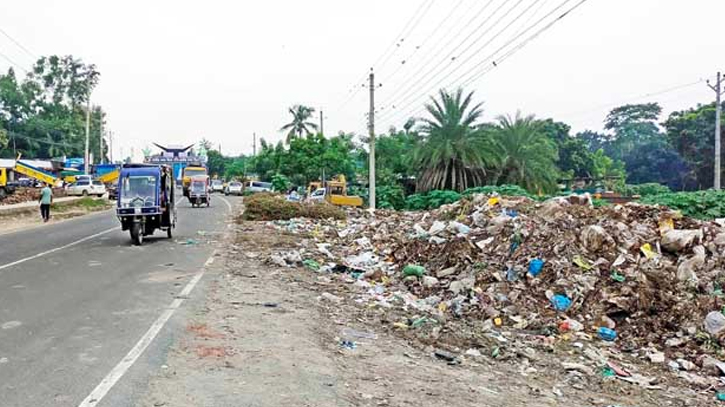 Garbage piles beside Manikganj highway cause severe public hardship