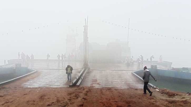 Fog halts ferry services on Aricha-Kazirhat & Paturia-Daulatdia routes