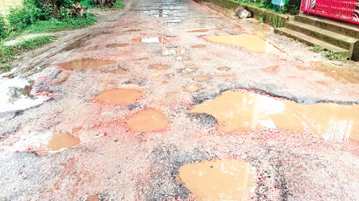 2,000 potholes in 2km leave thousands stranded