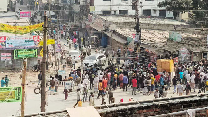 Battery-run rickshaw drivers block major Dhaka roads again