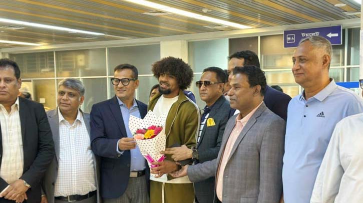 Footballer Hamza Chowdhury arrives in Bangladesh