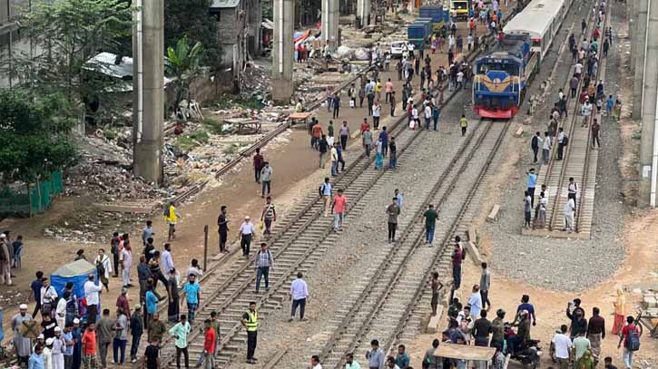 Titumir students block Mohakhali crossing, bring rail services to a halt; BGB deployed