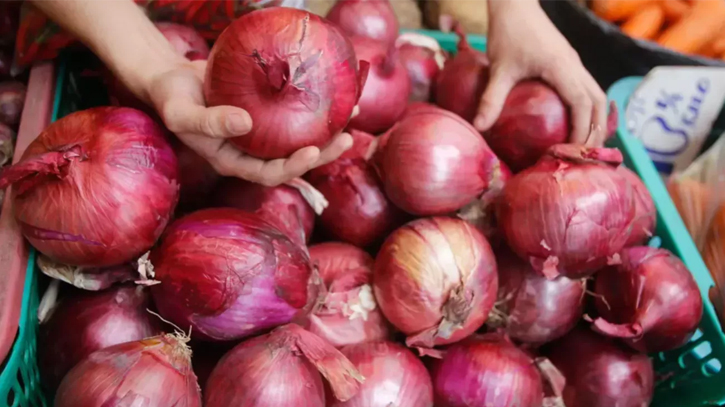 First consignment of Indian onions arrives