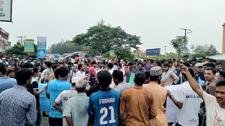 Anti-quota protest: Barisal University students block highway