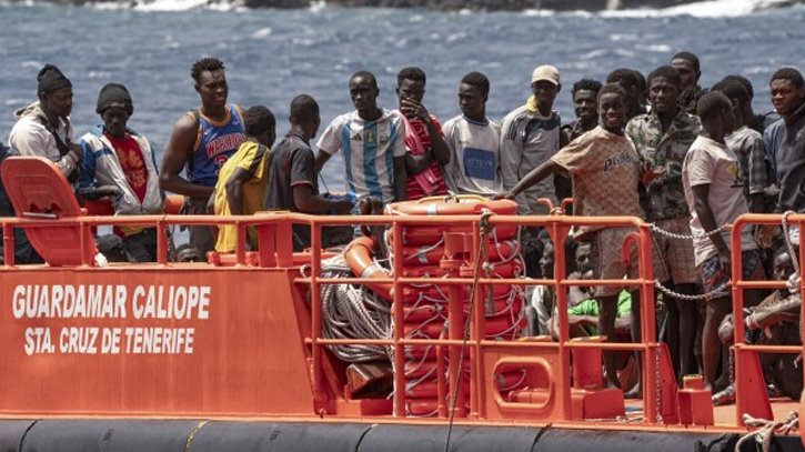 Hundreds of migrants attempt to swim from Morocco to Spain