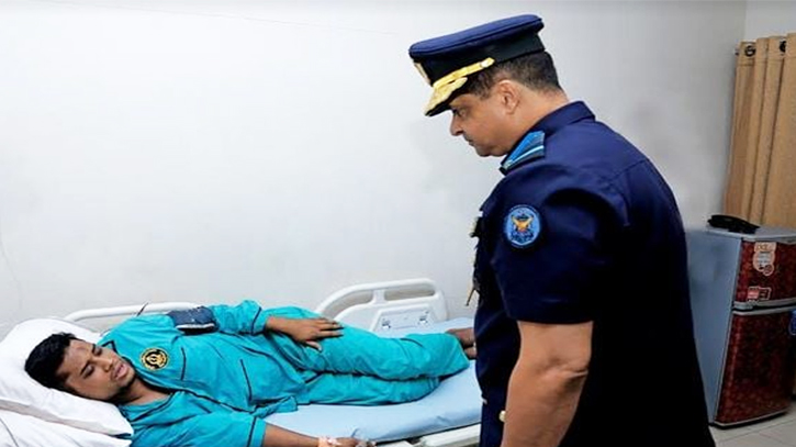 Air Chief visits CMH to see Hasnat Abdullah