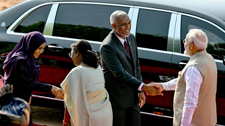 Maldives leader in India to repair frail ties