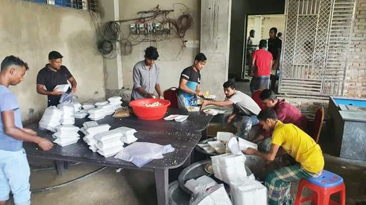 Noakhali masses took shelter in center, volunteer distributed food