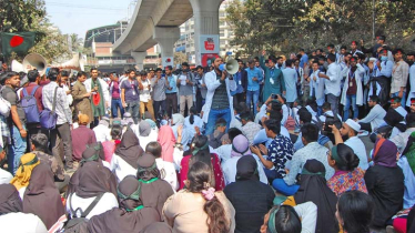 Trainee medical students block Shahbagh