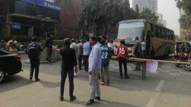 Titumir College students block Mohakhali-Gulshan road