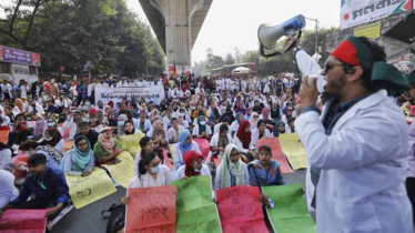 Postgrad trainee doctors block Shahbagh demanding Tk50,000 allowance