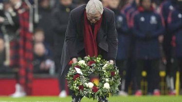 Manchester United fans pay tribute to iconic striker Denis Law