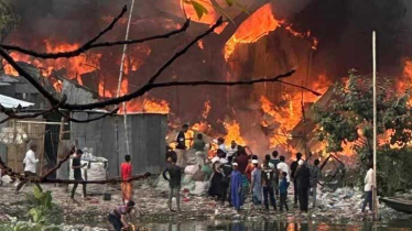 Fire breaks out at Korail slum in Dhaka